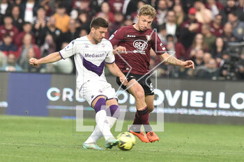 2023-05-03 - Junior Sambia of US Salernitana competes for the ball with Giacomo Bonaventura of ACF Fiorentina during the Serie A match between US Salernitana 1919 ACF Fiorentina at Arechi Stadium - US SALERNITANA VS ACF FIORENTINA - ITALIAN SERIE A - SOCCER