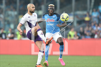 2023-05-07 - Ricardo Saponara of ACF Fiorentina competes for the ball with Victor Osimhen of SSC Napoli during the Serie A match between SSC Napoli vs ACF Fiorentina at Diego Armando Maradona Stadium - SSC NAPOLI VS ACF FIORENTINA - ITALIAN SERIE A - SOCCER