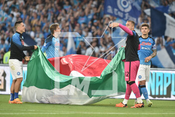 2023-05-07 - the napoli players at the end of the match with the tricolor in hand during the Serie A match between SSC Napoli vs ACF Fiorentina at Diego Armando Maradona Stadium - SSC NAPOLI VS ACF FIORENTINA - ITALIAN SERIE A - SOCCER
