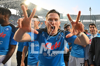2023-05-07 - Piotr Zielinski of SSC Napoli celebrate at the end of the race during the Serie A match between SSC Napoli vs ACF Fiorentina at Diego Armando Maradona Stadium - SSC NAPOLI VS ACF FIORENTINA - ITALIAN SERIE A - SOCCER