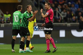 2023-05-13 - Davide Frattesi of US Sassuolo protests with Referee Matteo Marcenaro during Serie A 2022/23 football match between FC Internazionale and US Sassuolo at Giuseppe Meazza Stadium, Milan, Italy on May 13, 2023 - INTER - FC INTERNAZIONALE VS US SASSUOLO - ITALIAN SERIE A - SOCCER