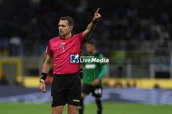 2023-05-13 - Referee Matteo Marcenaro gestures during Serie A 2022/23 football match between FC Internazionale and US Sassuolo at Giuseppe Meazza Stadium, Milan, Italy on May 13, 2023 - INTER - FC INTERNAZIONALE VS US SASSUOLO - ITALIAN SERIE A - SOCCER