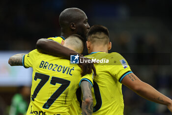 2023-05-13 - Romelu Lukaku of FC Internazionale celebrates with his teammates after scoring a goal during Serie A 2022/23 football match between FC Internazionale and US Sassuolo at Giuseppe Meazza Stadium, Milan, Italy on May 13, 2023 - INTER - FC INTERNAZIONALE VS US SASSUOLO - ITALIAN SERIE A - SOCCER