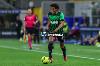 2023-05-13 - Armand Lauriente of US Sassuolo in action during Serie A 2022/23 football match between FC Internazionale and US Sassuolo at Giuseppe Meazza Stadium, Milan, Italy on May 13, 2023 - INTER - FC INTERNAZIONALE VS US SASSUOLO - ITALIAN SERIE A - SOCCER