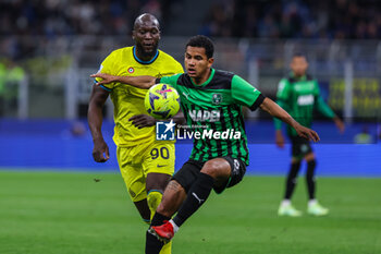 2023-05-13 - Romelu Lukaku of FC Internazionale competes for the ball with Rogerio of US Sassuolo during Serie A 2022/23 football match between FC Internazionale and US Sassuolo at Giuseppe Meazza Stadium, Milan, Italy on May 13, 2023 - INTER - FC INTERNAZIONALE VS US SASSUOLO - ITALIAN SERIE A - SOCCER