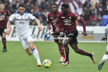 2023-05-13 - Marten De Roon of Atalanta BC competes for the ball with Tonny Vilhena of US Salernitana during the Serie A match between US Salernitana 1919 vs Atalanta BC at Arechi Stadium - US SALERNITANA VS ATALANTA BC - ITALIAN SERIE A - SOCCER