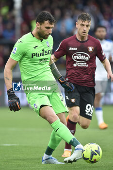 2023-05-13 - Marco Sportiello of Atalanta BC competes for the ball with Krzysztof Piatek of US Salernitana during the Serie A match between US Salernitana 1919 vs Atalanta BC at Arechi Stadium - US SALERNITANA VS ATALANTA BC - ITALIAN SERIE A - SOCCER