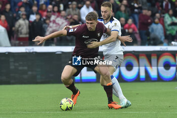 2023-05-13 - Matteo Lovato of US Salernitana competes for the ball with Teun Koopmeiners of Atalanta BC during the Serie A match between US Salernitana 1919 vs Atalanta BC at Arechi Stadium - US SALERNITANA VS ATALANTA BC - ITALIAN SERIE A - SOCCER