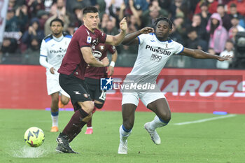 2023-05-13 - Duvan Zapata of Atalanta BC competes for the ball with Erik Botheim of US Salernitana during the Serie A match between US Salernitana 1919 vs Atalanta BC at Arechi Stadium - US SALERNITANA VS ATALANTA BC - ITALIAN SERIE A - SOCCER