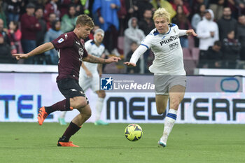 2023-05-13 - Rasmus Hojlund of Atalanta BC competes for the ball with Matteo Lovato of US Salernitana during the Serie A match between US Salernitana 1919 vs Atalanta BC at Arechi Stadium - US SALERNITANA VS ATALANTA BC - ITALIAN SERIE A - SOCCER