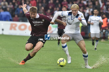 2023-05-13 - Rasmus Hojlund of Atalanta BC competes for the ball with Matteo Lovato of US Salernitana during the Serie A match between US Salernitana 1919 vs Atalanta BC at Arechi Stadium - US SALERNITANA VS ATALANTA BC - ITALIAN SERIE A - SOCCER