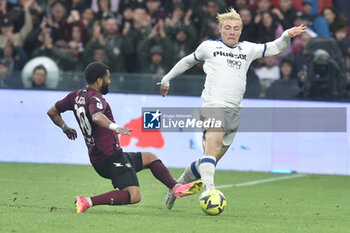 2023-05-13 - Rasmus Hojlund of Atalanta BC competes for the ball with Tonny Vilhena of US Salernitana during the Serie A match between US Salernitana 1919 vs Atalanta BC at Arechi Stadium - US SALERNITANA VS ATALANTA BC - ITALIAN SERIE A - SOCCER