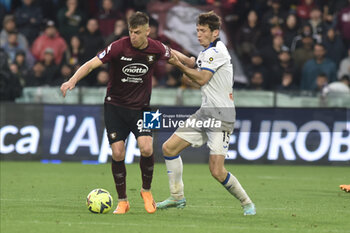 2023-05-13 - Krzysztof Piatek of US Salernitana competes for the ball with Marten De Roon of Atalanta BC during the Serie A match between US Salernitana 1919 vs Atalanta BC at Arechi Stadium - US SALERNITANA VS ATALANTA BC - ITALIAN SERIE A - SOCCER