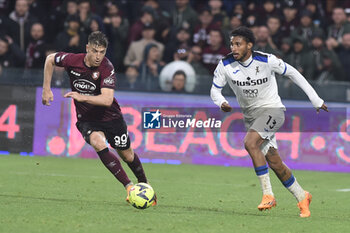2023-05-13 - Krzysztof Piatek of US Salernitana competes for the ball with Jose Dos Santos Ederson of Atalanta BC during the Serie A match between US Salernitana 1919 vs Atalanta BC at Arechi Stadium - US SALERNITANA VS ATALANTA BC - ITALIAN SERIE A - SOCCER