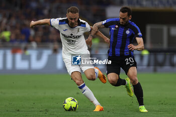 2023-05-27 - Teun Koopmeiners of Atalanta BC competes for the ball with Hakan Calhanoglu of FC Internazionale during Serie A 2022/23 football match between FC Internazionale and Atalanta BC at Giuseppe Meazza Stadium, Milan, Italy on May 27, 2023 - INTER - FC INTERNAZIONALE VS ATALANTA BC - ITALIAN SERIE A - SOCCER
