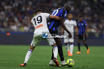 2023-05-27 - Romelu Lukaku of FC Internazionale competes for the ball with Berat Djimsiti of Atalanta BC during Serie A 2022/23 football match between FC Internazionale and Atalanta BC at Giuseppe Meazza Stadium, Milan, Italy on May 27, 2023 - INTER - FC INTERNAZIONALE VS ATALANTA BC - ITALIAN SERIE A - SOCCER