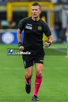 2023-05-27 - Referee Daniele Orsato warms up during Serie A 2022/23 football match between FC Internazionale and Atalanta BC at Giuseppe Meazza Stadium, Milan, Italy on May 27, 2023 - INTER - FC INTERNAZIONALE VS ATALANTA BC - ITALIAN SERIE A - SOCCER