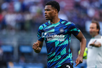2023-05-27 - Denzel Dumfries of FC Internazionale looks on during Serie A 2022/23 football match between FC Internazionale and Atalanta BC at Giuseppe Meazza Stadium, Milan, Italy on May 27, 2023 - INTER - FC INTERNAZIONALE VS ATALANTA BC - ITALIAN SERIE A - SOCCER