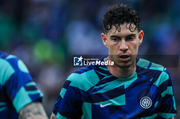 2023-05-27 - Alessandro Bastoni of FC Internazionale looks on during Serie A 2022/23 football match between FC Internazionale and Atalanta BC at Giuseppe Meazza Stadium, Milan, Italy on May 27, 2023 - INTER - FC INTERNAZIONALE VS ATALANTA BC - ITALIAN SERIE A - SOCCER