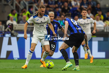 2023-05-27 - Teun Koopmeiners of Atalanta BC competes for the ball with Alessandro Bastoni of FC Internazionale during Serie A 2022/23 football match between FC Internazionale and Atalanta BC at Giuseppe Meazza Stadium, Milan, Italy on May 27, 2023 - INTER - FC INTERNAZIONALE VS ATALANTA BC - ITALIAN SERIE A - SOCCER