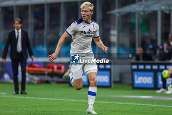 2023-05-27 - Rasmus Hojlund of Atalanta BC in action during Serie A 2022/23 football match between FC Internazionale and Atalanta BC at Giuseppe Meazza Stadium, Milan, Italy on May 27, 2023 - INTER - FC INTERNAZIONALE VS ATALANTA BC - ITALIAN SERIE A - SOCCER