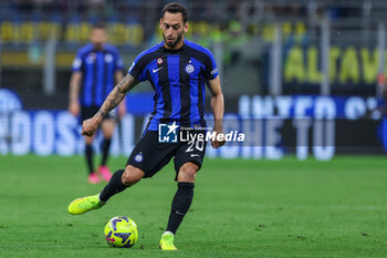 2023-05-27 - Hakan Calhanoglu of FC Internazionale in action during Serie A 2022/23 football match between FC Internazionale and Atalanta BC at Giuseppe Meazza Stadium, Milan, Italy on May 27, 2023 - INTER - FC INTERNAZIONALE VS ATALANTA BC - ITALIAN SERIE A - SOCCER