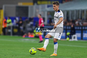 2023-05-27 - Joakim Maehle of Atalanta BC in action during Serie A 2022/23 football match between FC Internazionale and Atalanta BC at Giuseppe Meazza Stadium, Milan, Italy on May 27, 2023 - INTER - FC INTERNAZIONALE VS ATALANTA BC - ITALIAN SERIE A - SOCCER