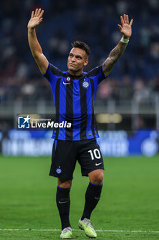 2023-05-27 - Lautaro Martinez of FC Internazionale celebrates the victory at the end of the match during Serie A 2022/23 football match between FC Internazionale and Atalanta BC at Giuseppe Meazza Stadium, Milan, Italy on May 27, 2023 - INTER - FC INTERNAZIONALE VS ATALANTA BC - ITALIAN SERIE A - SOCCER