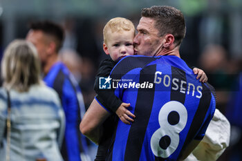 2023-05-27 - Robin Gosens of FC Internazionale with his son during Serie A 2022/23 football match between FC Internazionale and Atalanta BC at Giuseppe Meazza Stadium, Milan, Italy on May 27, 2023 - INTER - FC INTERNAZIONALE VS ATALANTA BC - ITALIAN SERIE A - SOCCER