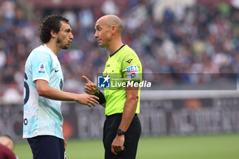 2023-06-03 - Matteo Darmian (FC Internazionale) disput with the referee Michael Fabbri - TORINO FC VS INTER - FC INTERNAZIONALE - ITALIAN SERIE A - SOCCER