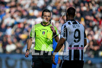 2023-02-12 - The referee of the match Ivano Pezzuto talks to Udinese's Beto Betuncal - UDINESE CALCIO VS US SASSUOLO - ITALIAN SERIE A - SOCCER
