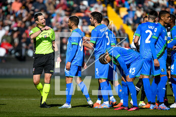 2023-02-12 - The referee of the match Ivano Pezzuto shows yellow card to Sassuolo's Armand Lauriente - UDINESE CALCIO VS US SASSUOLO - ITALIAN SERIE A - SOCCER