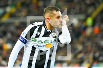 2023-02-26 - Udinese's Roberto Maximiliano Pereyra celebrates after scoring a goal 2-1 and show the cuff - UDINESE CALCIO VS SPEZIA CALCIO - ITALIAN SERIE A - SOCCER