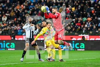 2023-02-26 - Spezia’s Bartlomiej Dragowski saves the ball - UDINESE CALCIO VS SPEZIA CALCIO - ITALIAN SERIE A - SOCCER
