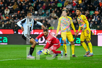 2023-02-26 - Udinese's Beto Betuncal Gomes Norberto in action with Spezia’s Bartlomiej Dragowski - UDINESE CALCIO VS SPEZIA CALCIO - ITALIAN SERIE A - SOCCER