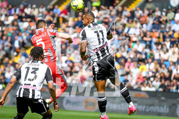 2023-04-23 - Header of Udinese's Walace Souza Silva hindered by Cremonese's Johan Vasquez - UDINESE CALCIO VS US CREMONESE - ITALIAN SERIE A - SOCCER