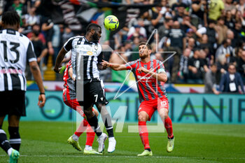 2023-04-23 - Header of Udinese's Isaac Success hindered by Cremonese's Matteo Bianchetti - UDINESE CALCIO VS US CREMONESE - ITALIAN SERIE A - SOCCER