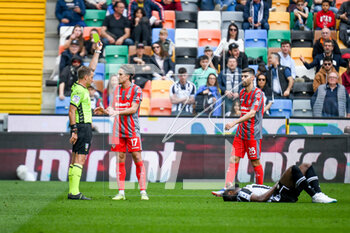 2023-04-23 - The referee of the match Francesco Fourneau shows yellow card to Cremonese's Leonardo Sernicola after the foul on Udinese's Isaac Success - UDINESE CALCIO VS US CREMONESE - ITALIAN SERIE A - SOCCER