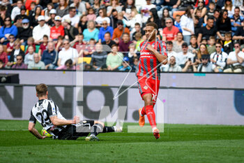 2023-04-23 - Cremonese's Cyriel Dessers hindered by Udinese's Jaka Bijol - UDINESE CALCIO VS US CREMONESE - ITALIAN SERIE A - SOCCER