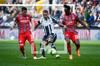 2023-04-23 - Udinese's Roberto Maximiliano Pereyra in action hindered by Cremonese's Johan Vasquez and Cremonese's Soualiho Meite' - UDINESE CALCIO VS US CREMONESE - ITALIAN SERIE A - SOCCER