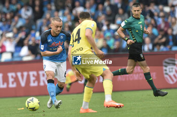 2023-05-21 - Stanislav Lobotka of SSC Napoli competes for the ball with Kristjan Asllani of FC Internazionale during the Serie A match between SSC Napoli vs FC Inter at Diego Armando Maradona Stadium - SSC NAPOLI VS INTER - FC INTERNAZIONALE - ITALIAN SERIE A - SOCCER