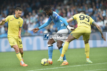 2023-05-21 - Andre' Anguissa of SSC Napoli competes for the ball with Alessandro Bastoni of FC Internazionale during the Serie A match between SSC Napoli vs FC Inter at Diego Armando Maradona Stadium - SSC NAPOLI VS INTER - FC INTERNAZIONALE - ITALIAN SERIE A - SOCCER