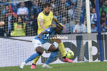 2023-05-21 - Victor Osimhen of SSC Napoli competes for the ball with Francesco Acerbi of FC Internazionale during the Serie A match between SSC Napoli vs FC Inter at Diego Armando Maradona Stadium - SSC NAPOLI VS INTER - FC INTERNAZIONALE - ITALIAN SERIE A - SOCCER