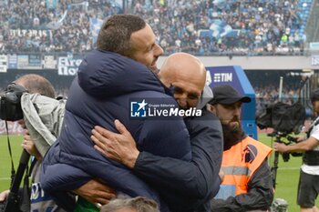 2023-05-21 - Samir Handanovic of FC Internazionale hug at the start of the race Luciano Spalletti coach of SSC Napoli during the Serie A match between SSC Napoli vs FC Inter at Diego Armando Maradona Stadium - SSC NAPOLI VS INTER - FC INTERNAZIONALE - ITALIAN SERIE A - SOCCER