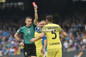 2023-05-21 - Marinelli referee expels Roberto Gagliardini of FC Internazionale during the Serie A match between SSC Napoli vs FC Inter at Diego Armando Maradona Stadium - SSC NAPOLI VS INTER - FC INTERNAZIONALE - ITALIAN SERIE A - SOCCER
