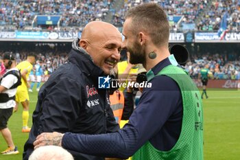 2023-05-21 - Luciano Spalletti coach of SSC Napoli salute at the start of the race Marcelo Brozovic of FC Internazionale during the Serie A match between SSC Napoli vs FC Inter at Diego Armando Maradona Stadium - SSC NAPOLI VS INTER - FC INTERNAZIONALE - ITALIAN SERIE A - SOCCER