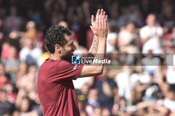 2023-05-27 - Antonio Candreva of US Salernitana thanks his fans at the and of the Serie A match between US Salernitana 1919 vs Udinese Calcio at Arechi Stadium - US SALERNITANA VS UDINESE CALCIO - ITALIAN SERIE A - SOCCER