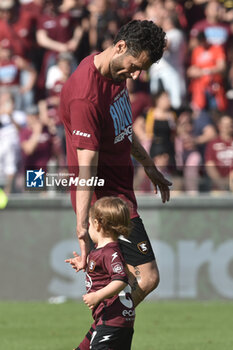 2023-05-27 - Antonio Candreva of US Salernitana with his son at the and of the Serie A match between US Salernitana 1919 vs Udinese Calcio at Arechi Stadium - US SALERNITANA VS UDINESE CALCIO - ITALIAN SERIE A - SOCCER
