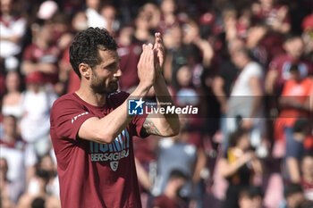 2023-05-27 - Antonio Candreva of US Salernitana thanks his fans at the and of the Serie A match between US Salernitana 1919 vs Udinese Calcio at Arechi Stadium - US SALERNITANA VS UDINESE CALCIO - ITALIAN SERIE A - SOCCER