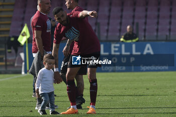 2023-05-27 - Dylan Bronn of US Salernitana with his son at the and the Serie A match between US Salernitana 1919 vs Udinese Calcio at Arechi Stadium - US SALERNITANA VS UDINESE CALCIO - ITALIAN SERIE A - SOCCER